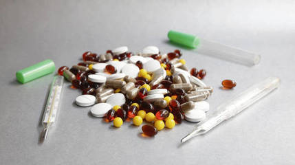 片劑、膠囊與栓劑 常見口服與局部給藥方式的比較