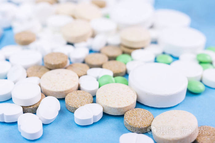 藍色背景下的醫藥劑型藝術 藥丸、片劑、膠囊與栓劑的商業影像呈現